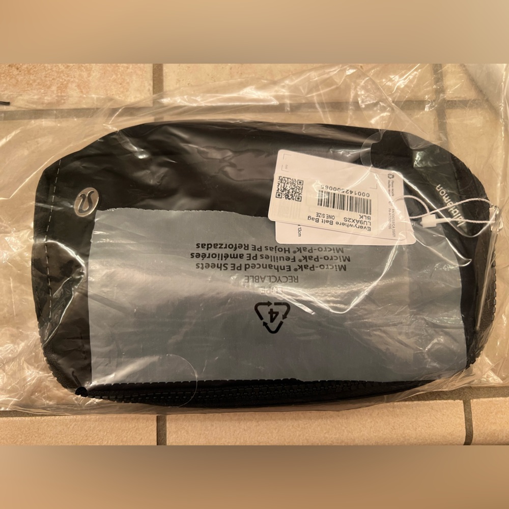 NWT lululemon everywhere belt bag black